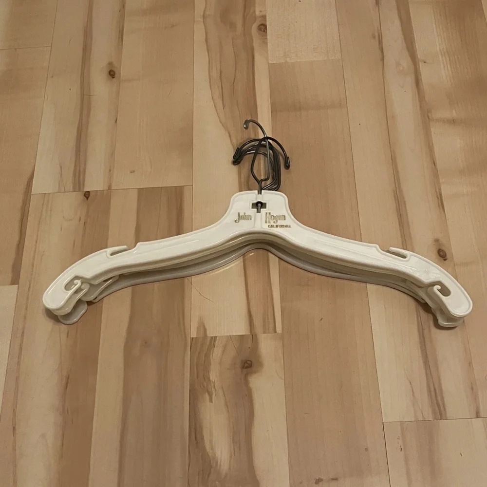 6 Plastic Clothing Hangers Clothes Hangers
